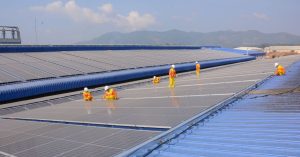Installation de panneaux solaires par l’équipe SCEMIM à Madagascar